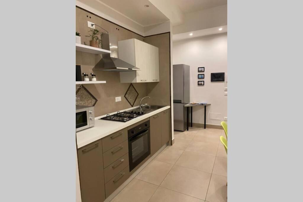 B&B Piano1 Interno5 - Accogliente E Moderno Bilocale Vicino Al Centro Salerno Luaran gambar